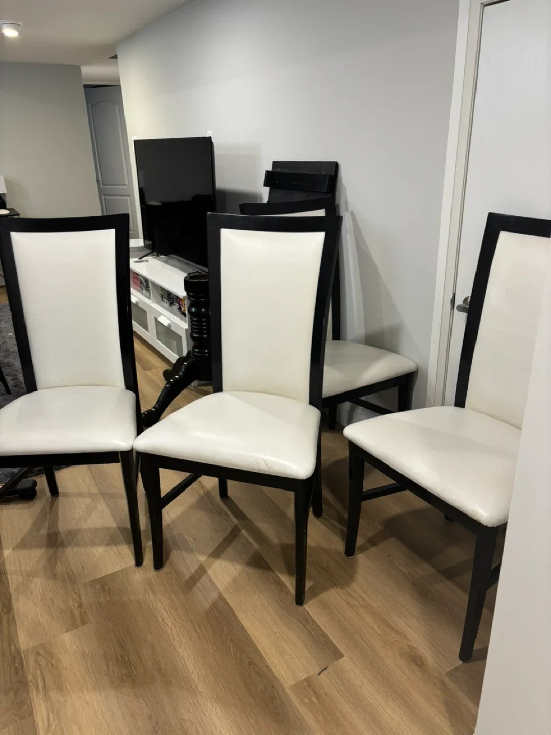 Pier 1 Dining table with 4 chairs image indicator(4)