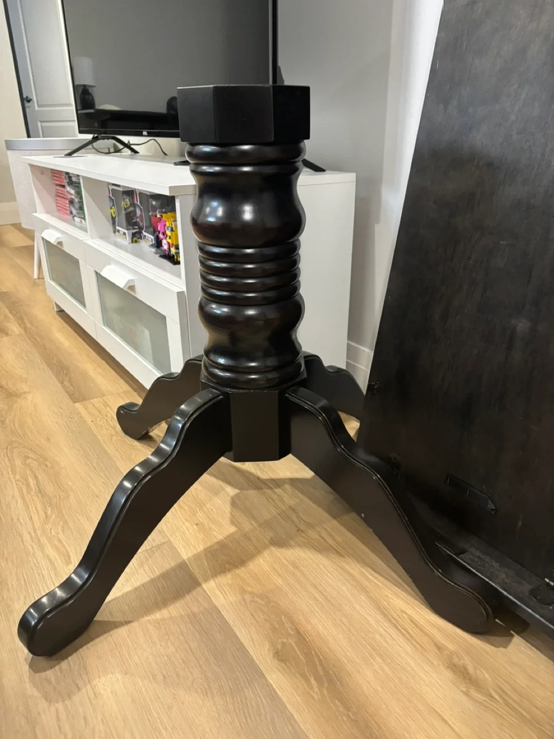 Pier 1 Dining table with 4 chairs image indicator(2)