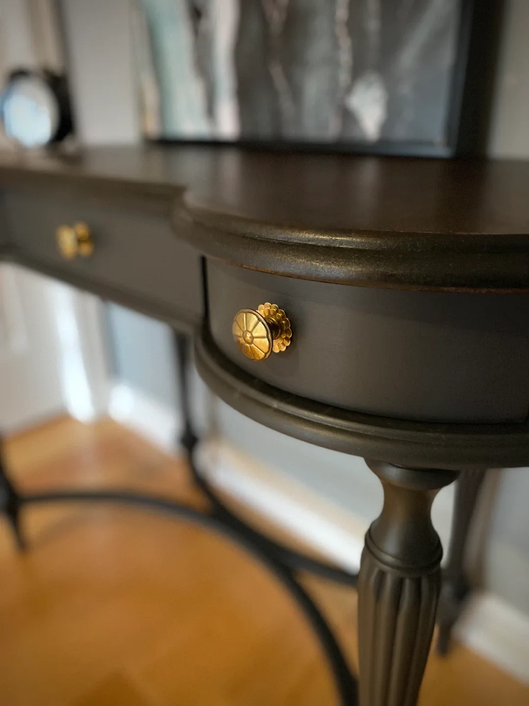 ✨ Refinished Bombay Desk – Espresso Top & Cast Iron Body ✨ image indicator(2)
