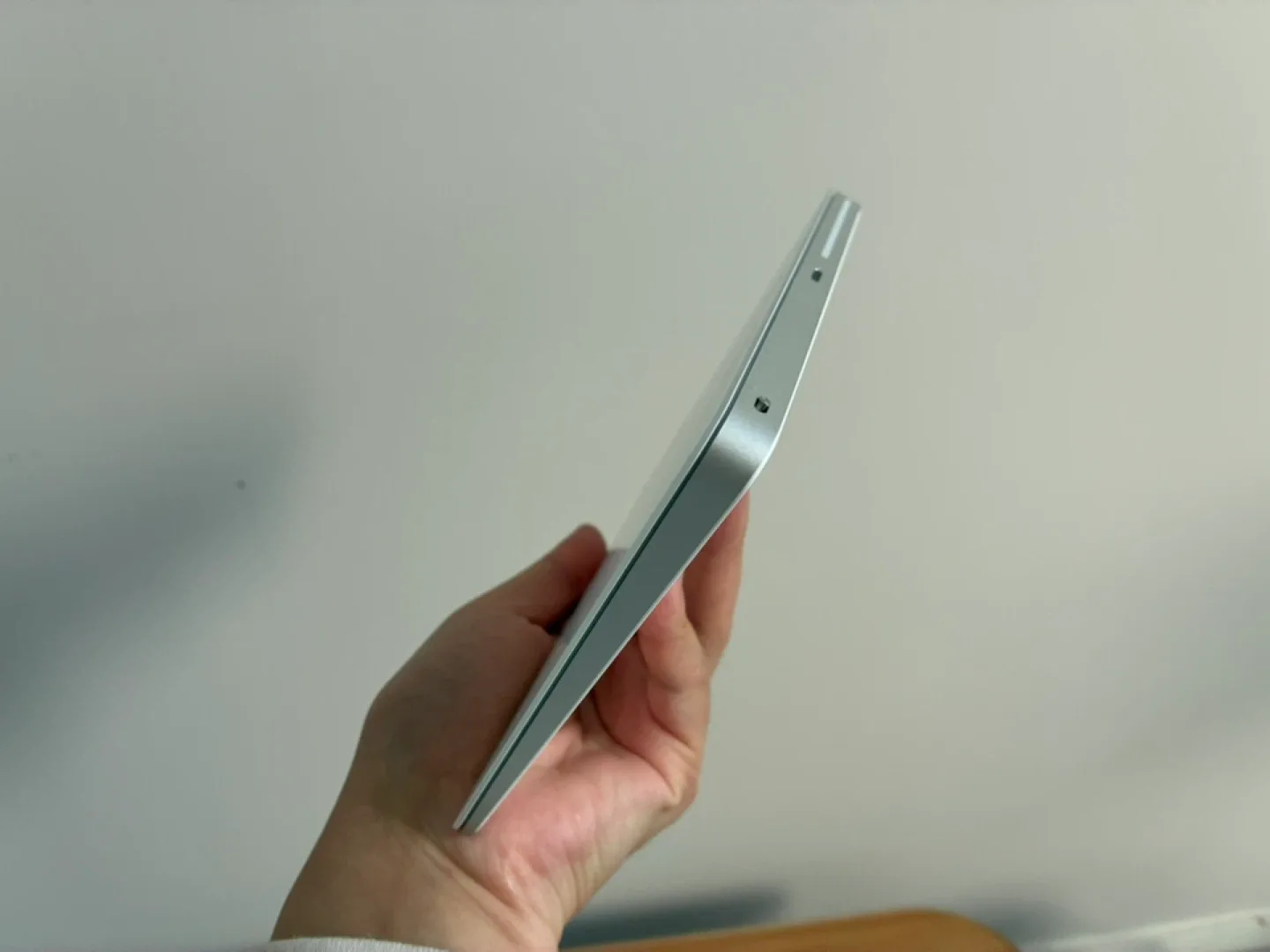 Apple Magic Trackpad (USB-C) - White image indicator(2)