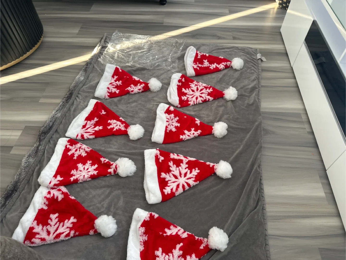 8 New Christmas Santa Hats image indicator(2)