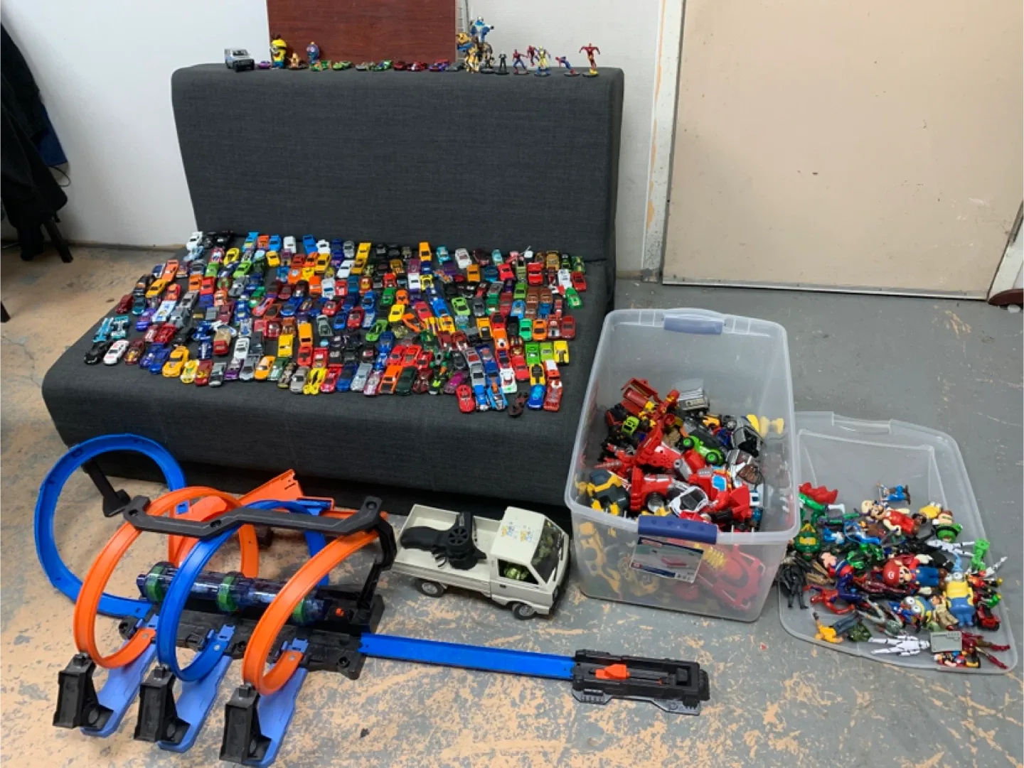 Large Lot of Diecast Toy Cars hotwheels etc etc