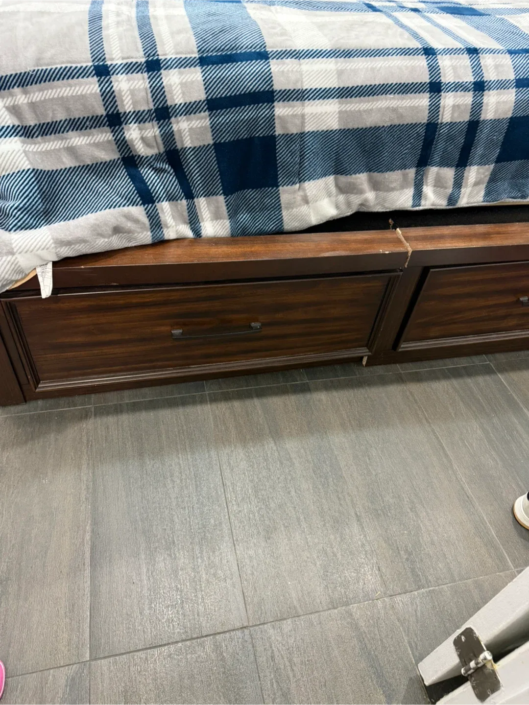 Wood Dresser and Headboard Set image indicator(7)