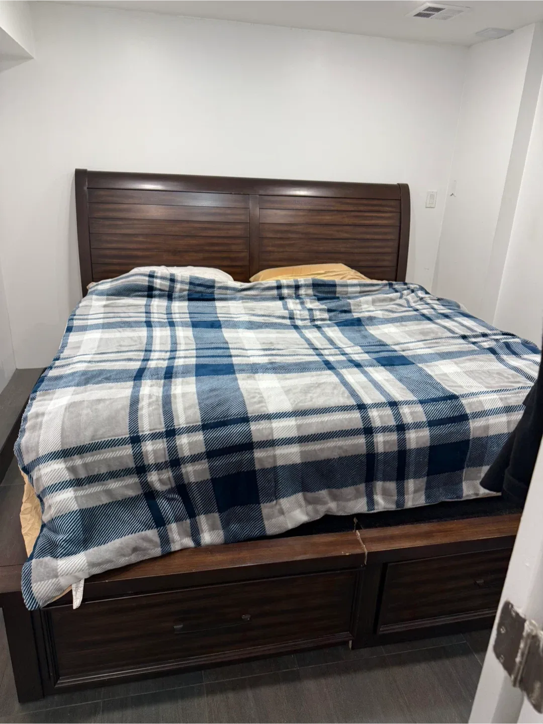 Wood Dresser and Headboard Set image indicator(9)