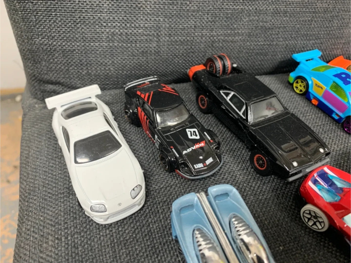 Large Lot of Diecast Toy Cars hotwheels etc etc image indicator(7)