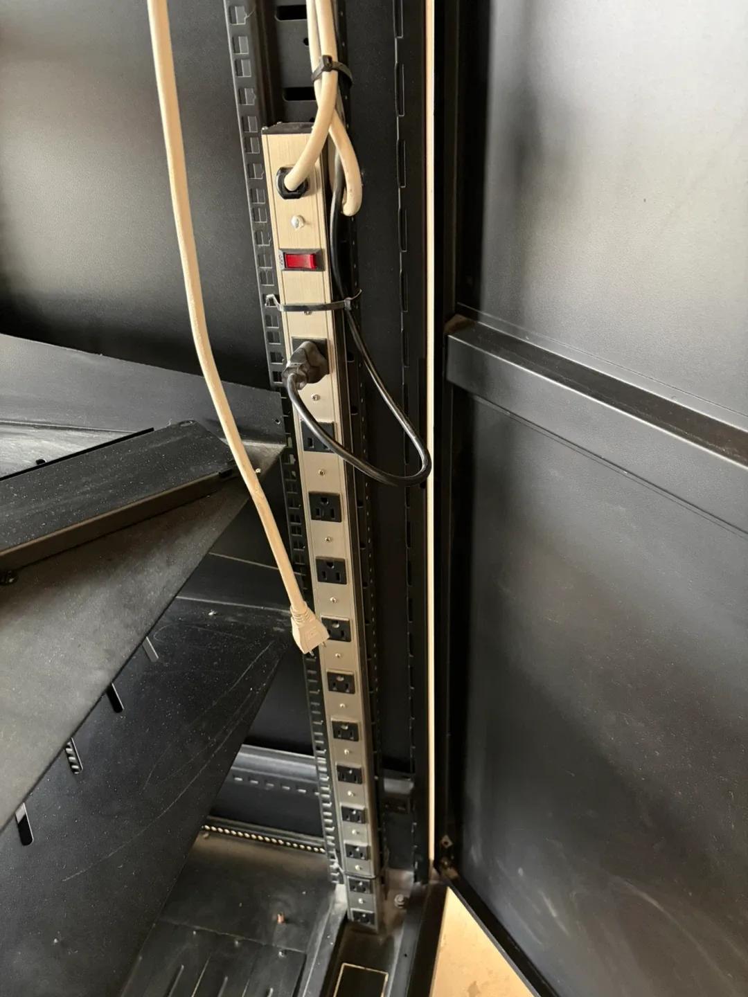 Omnimount RE27 Enclosed Full-Rack System image indicator(6)