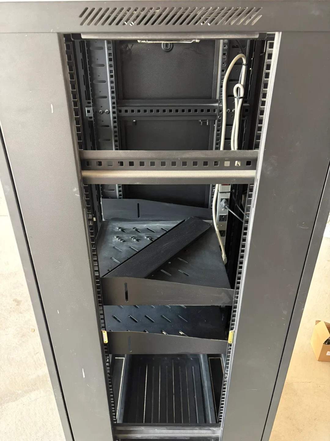 Omnimount RE27 Enclosed Full-Rack System image indicator(8)