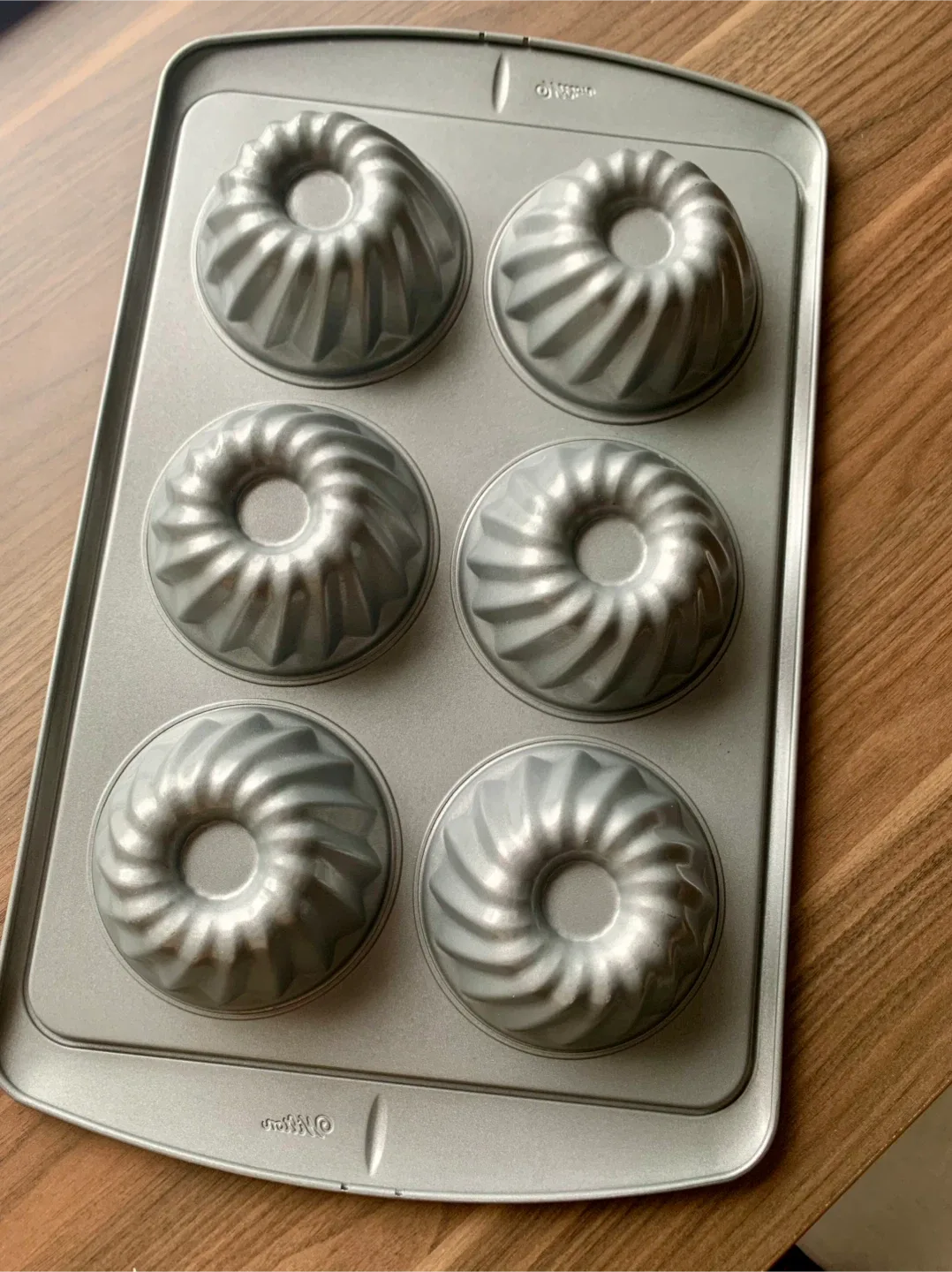 Wilton Mini Bundt Pan, 6-Cavity image indicator(2)