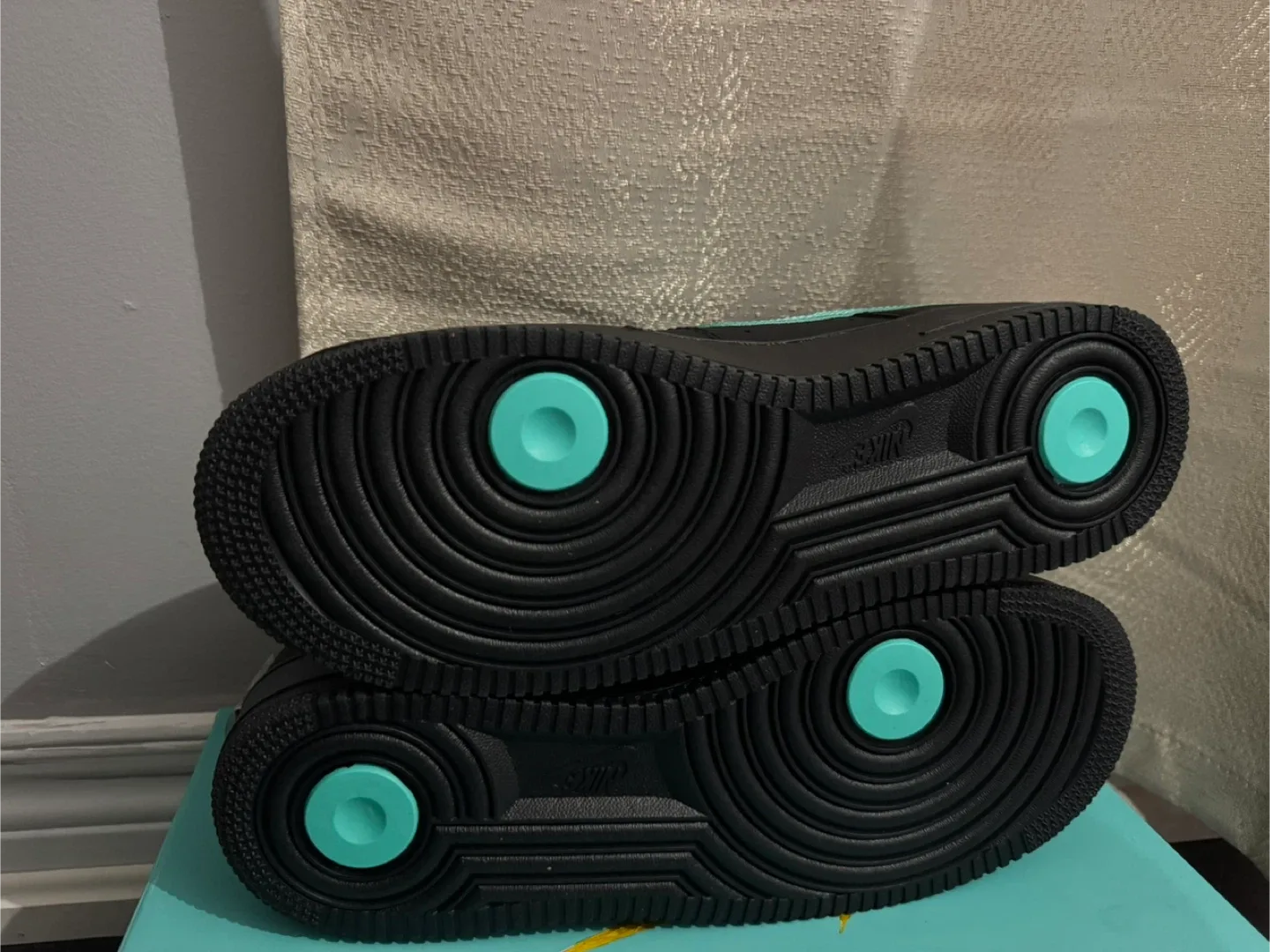 Nike Air Force 1 Low Tiffany & Co. - Size 9.5 image indicator(2)