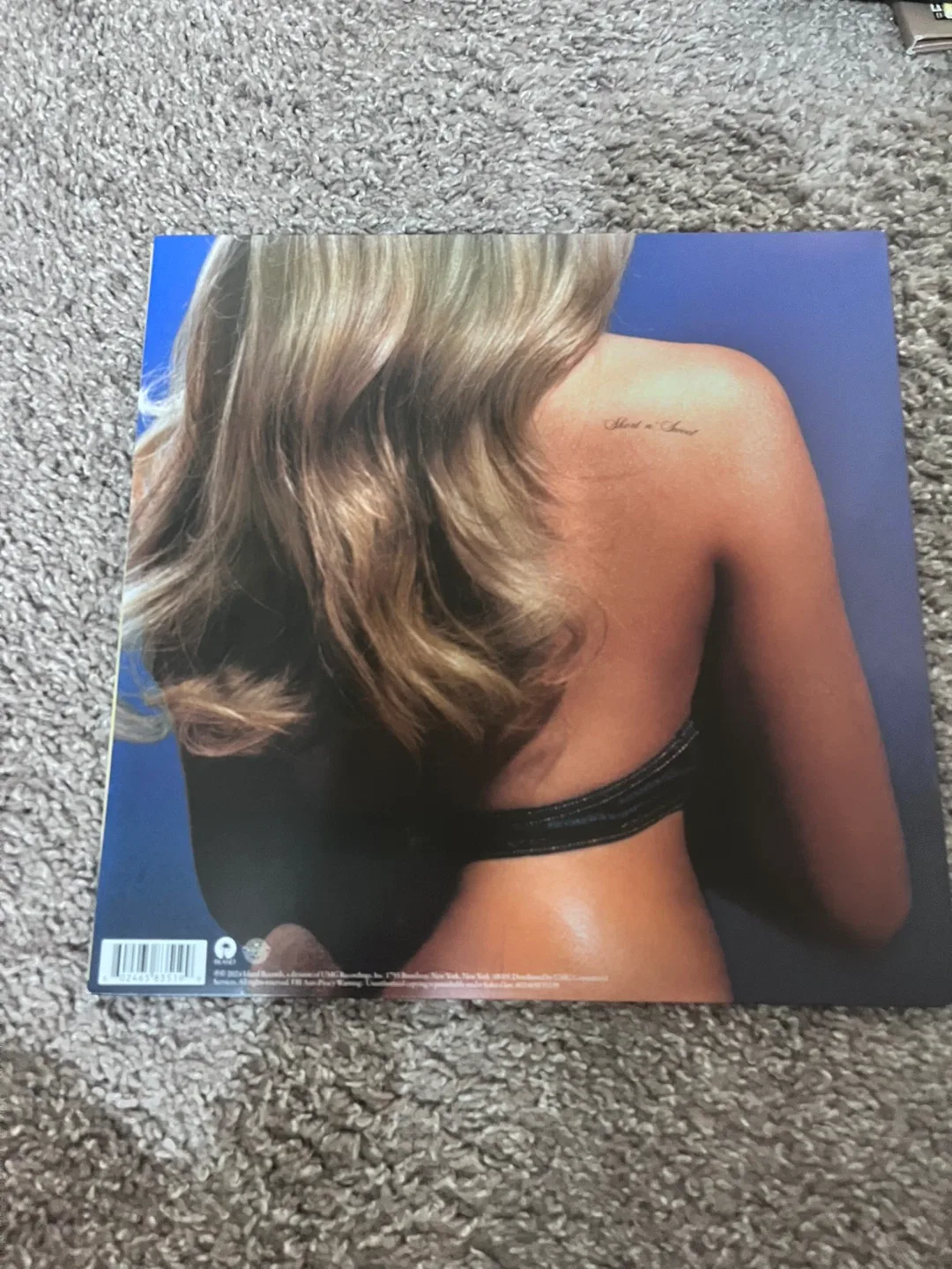 Sabrina Carpenter Vinyl image indicator(2)