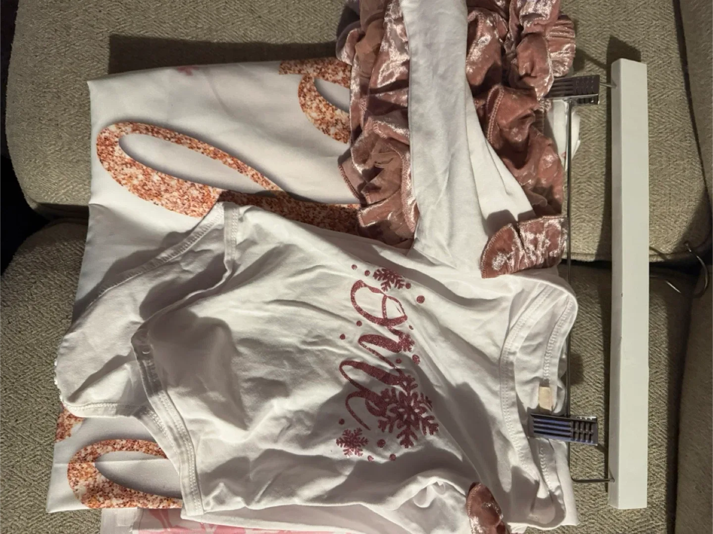 Winter ONEderland Outfit & Backdrop image indicator(4)