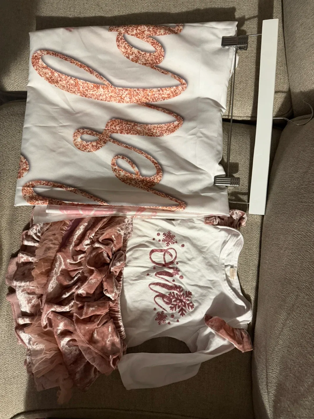 Winter ONEderland Outfit & Backdrop image indicator(3)