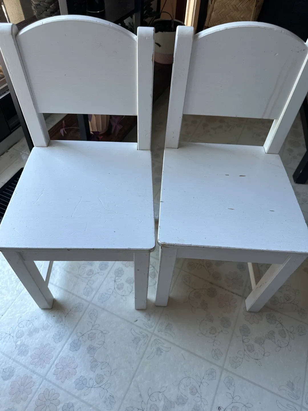 Set of 2 kids White Chairs