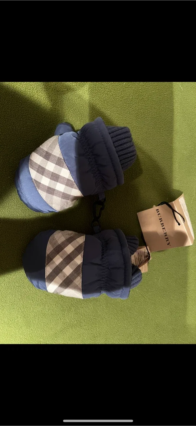 New Burberry Kids Mittens - Size 13