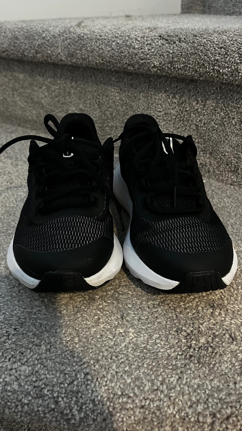 Under Armour Youth Running Shoes - Size 5Y - photo 2