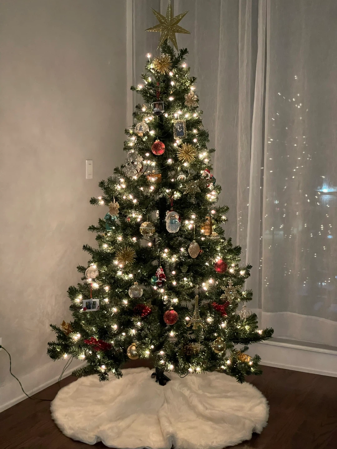 6.5 Ft Artificial Tree with pre lit white lights