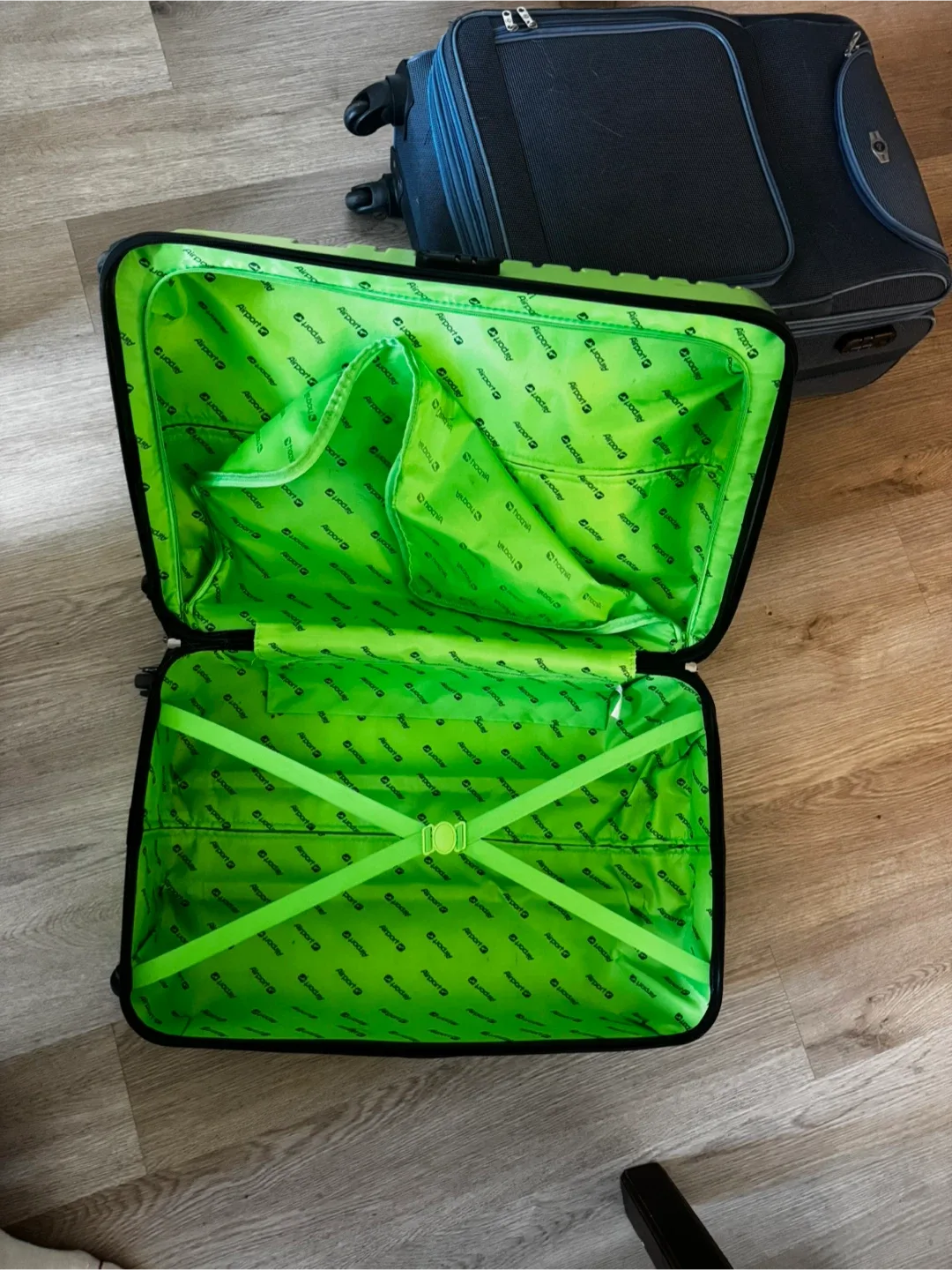 Airport Green Big Suitcase image indicator(6)