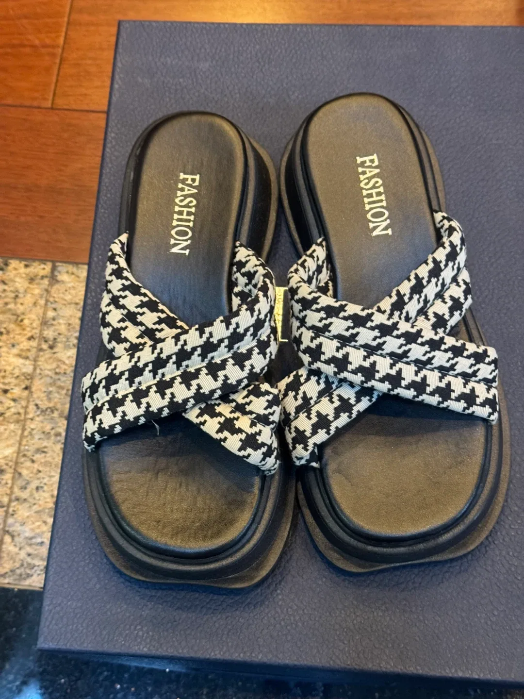 Fashion Brand Houndstooth Slides image indicator(2)