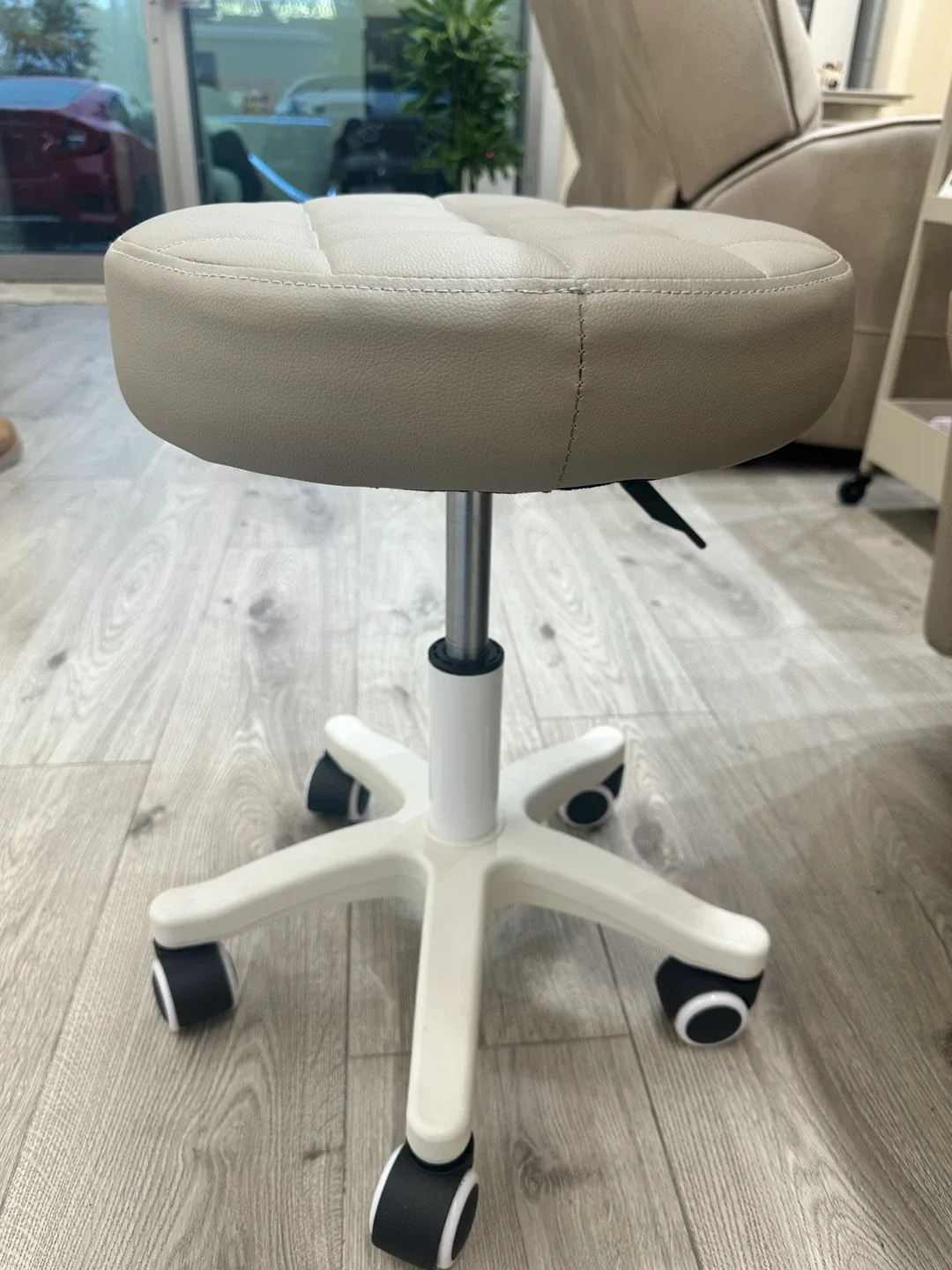 Rolling Stool - Adjustable Height image indicator(2)