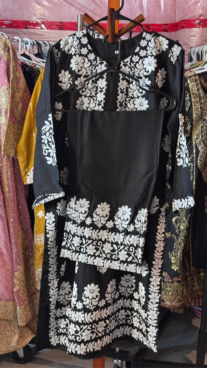 Black & White embossed Floral Embroidered Kurta Set - photo 2
