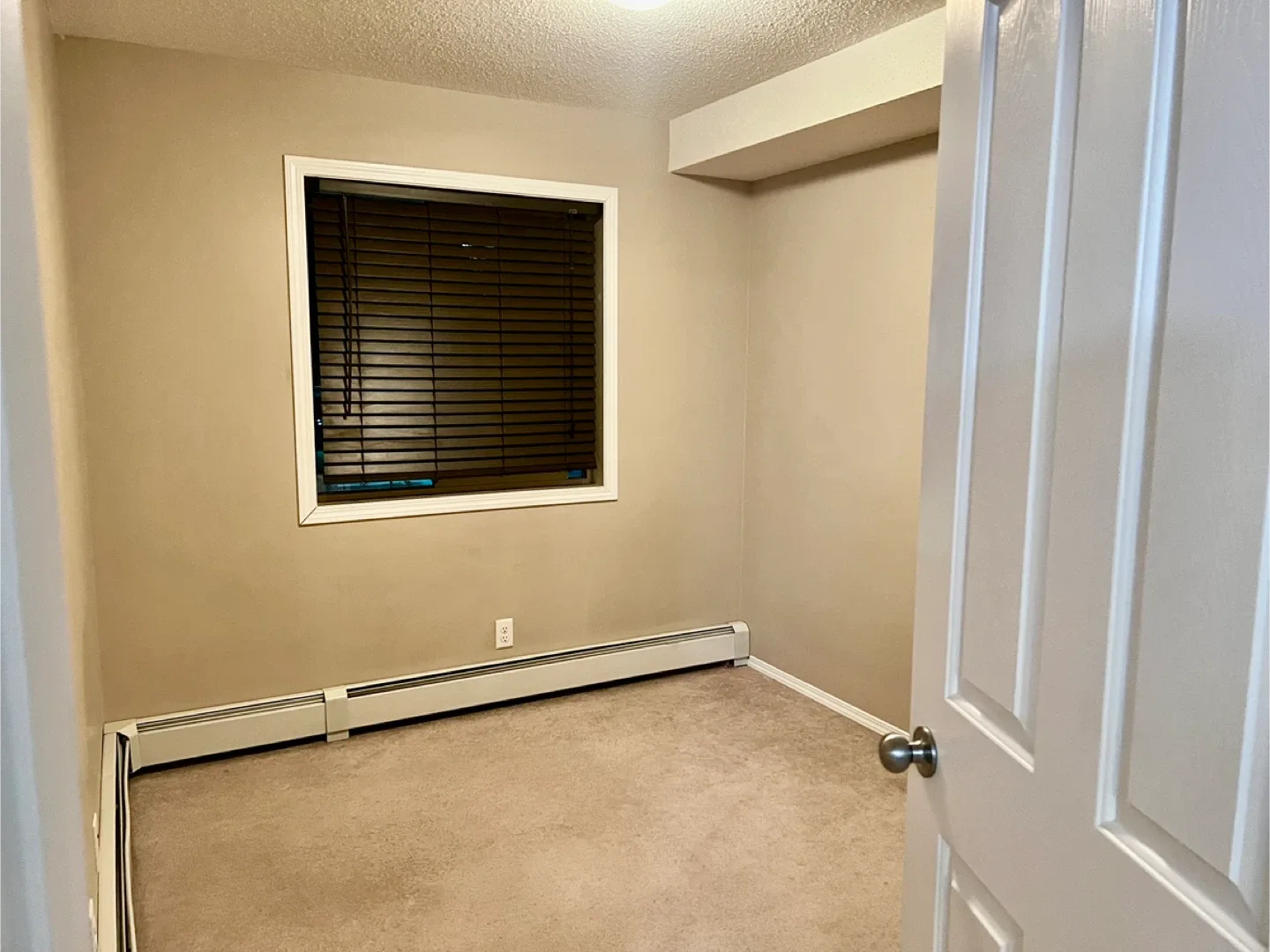 2 bed 1 bath condo  $1275 (11804 22ave sw) image indicator(4)