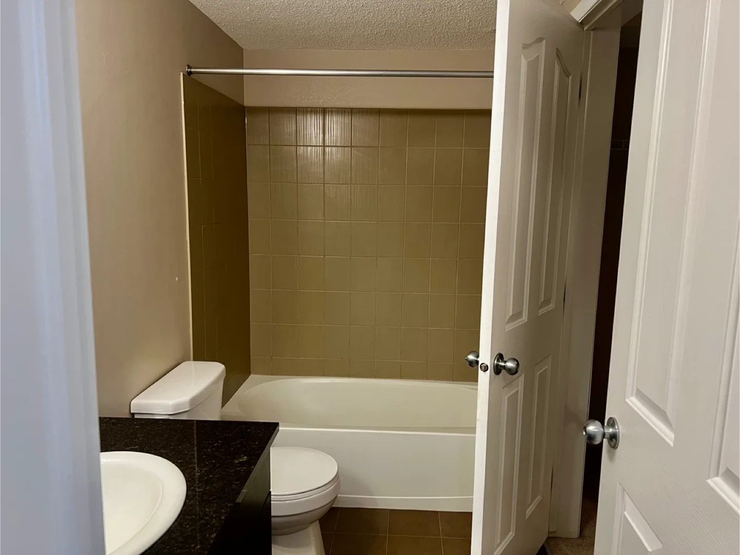 2 bed 1 bath condo  $1275 (11804 22ave sw) image indicator(7)