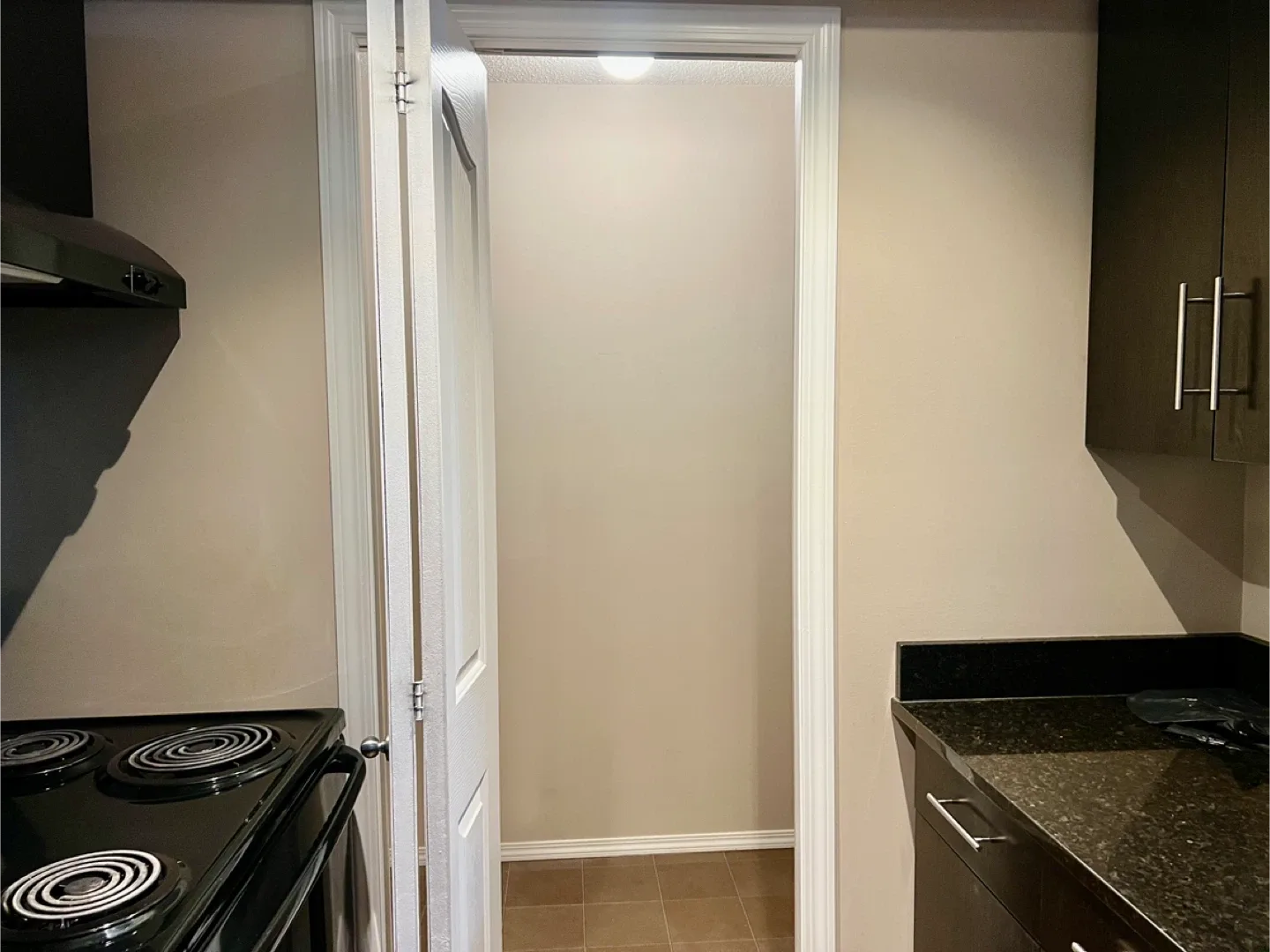 2 bed 1 bath condo  $1275 (11804 22ave sw) image indicator(9)