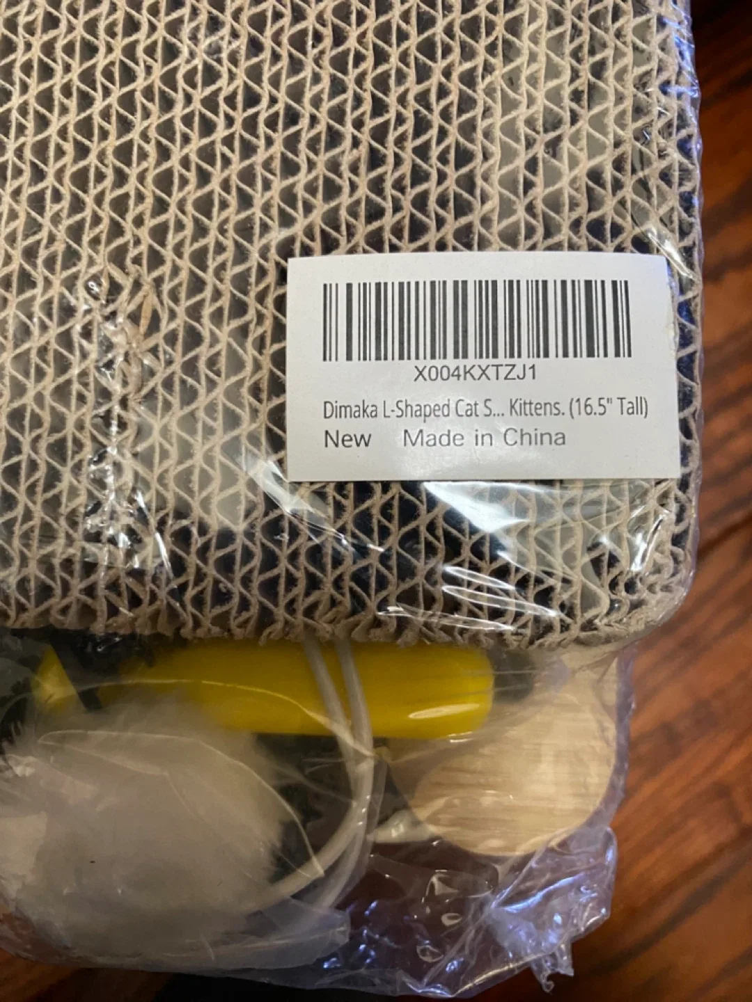 New Dimaka L-Shaped Cat Scratcher (16.5" Tall) image indicator(3)