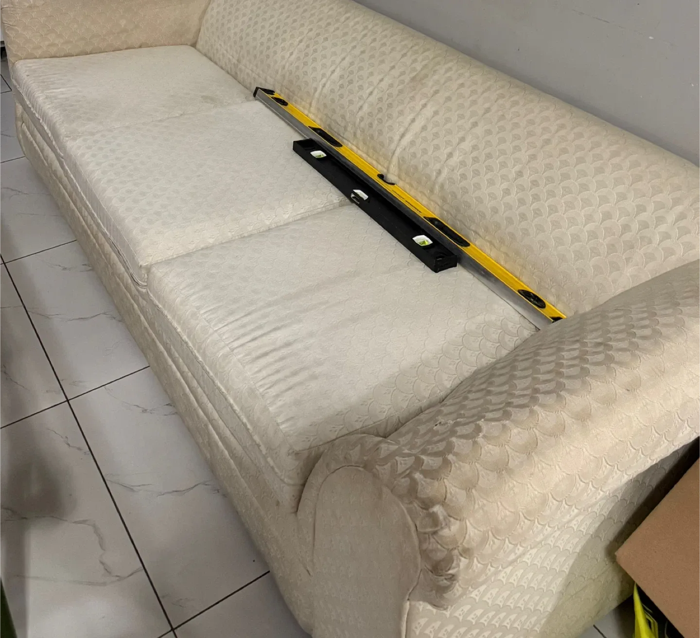 Beige Three-Seater Sofa image indicator(3)