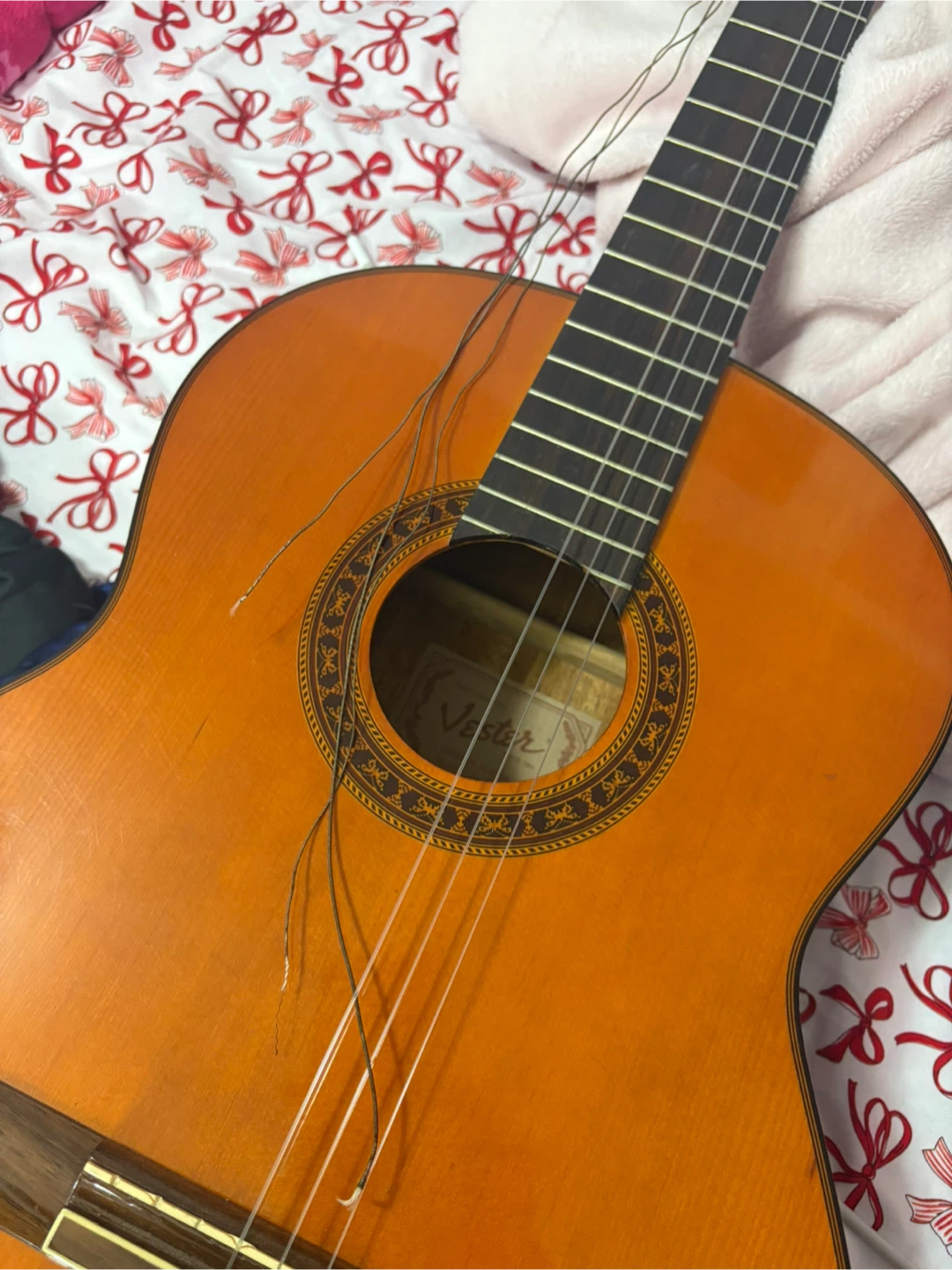 Vested Classical Guitar - Needs Restringing - photo 2