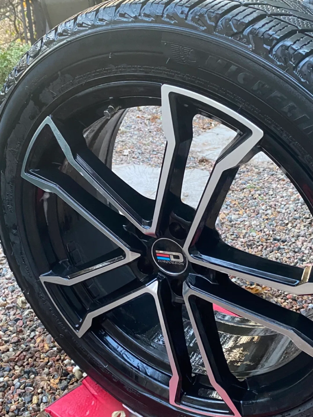 Full tread:  Michelin X-Ice Snow SUV 255/45R20 Tires (4) image indicator(3)