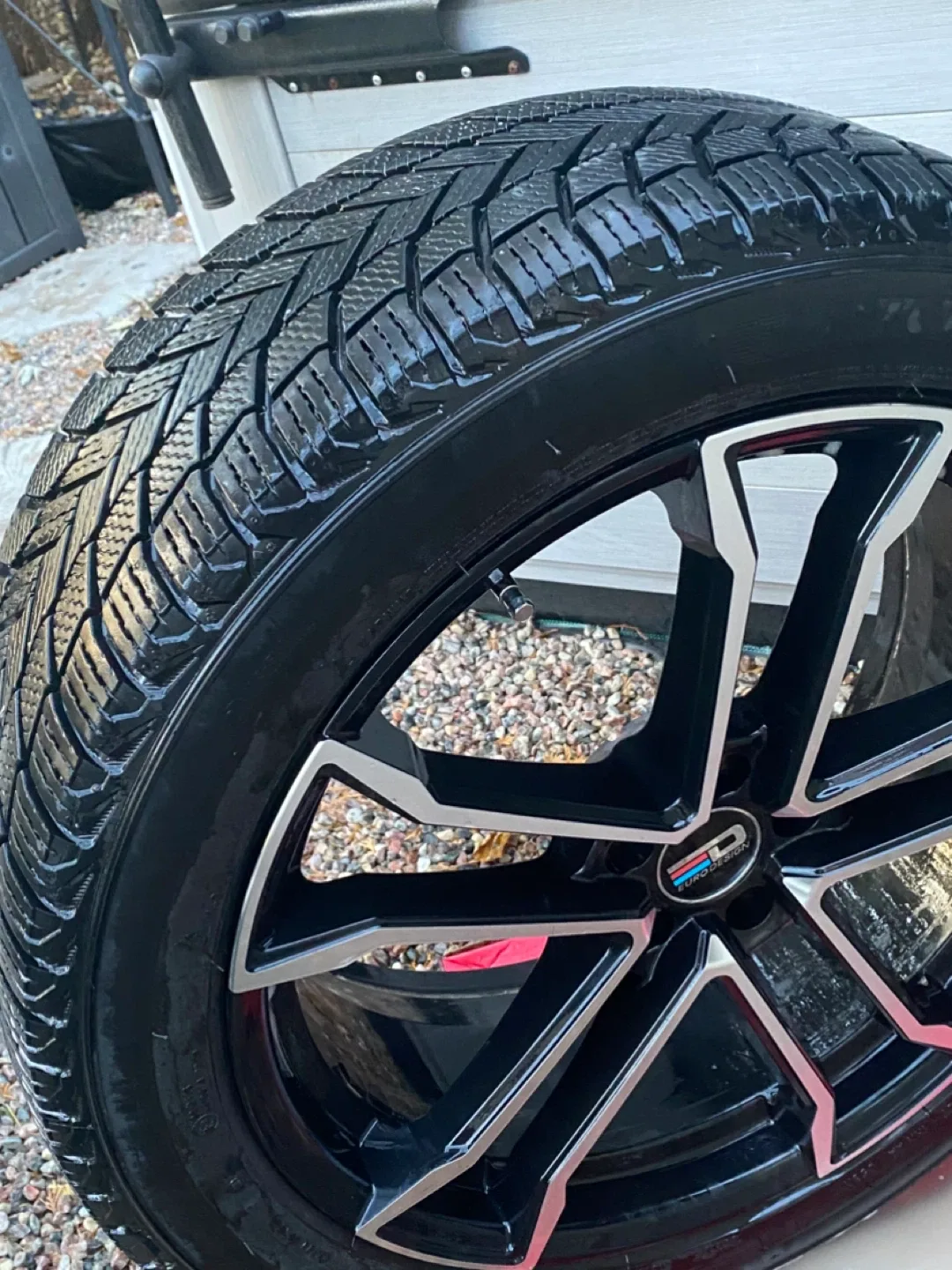 Full tread:  Michelin X-Ice Snow SUV 255/45R20 Tires (4) image indicator(2)