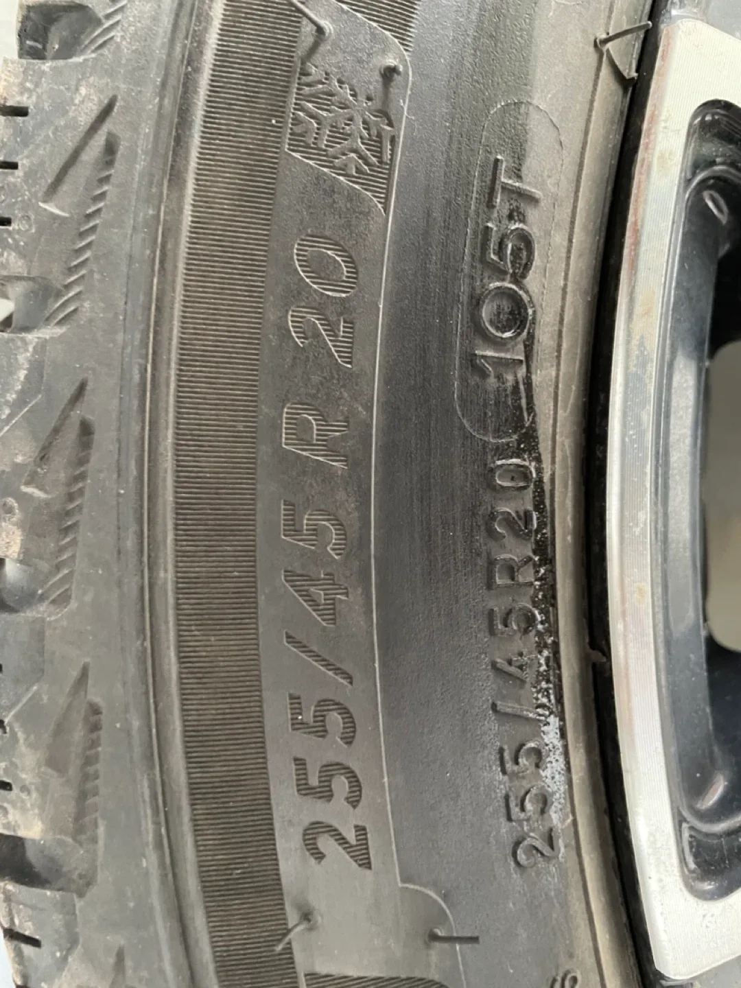 Full tread:  Michelin X-Ice Snow SUV 255/45R20 Tires (4) image indicator(8)