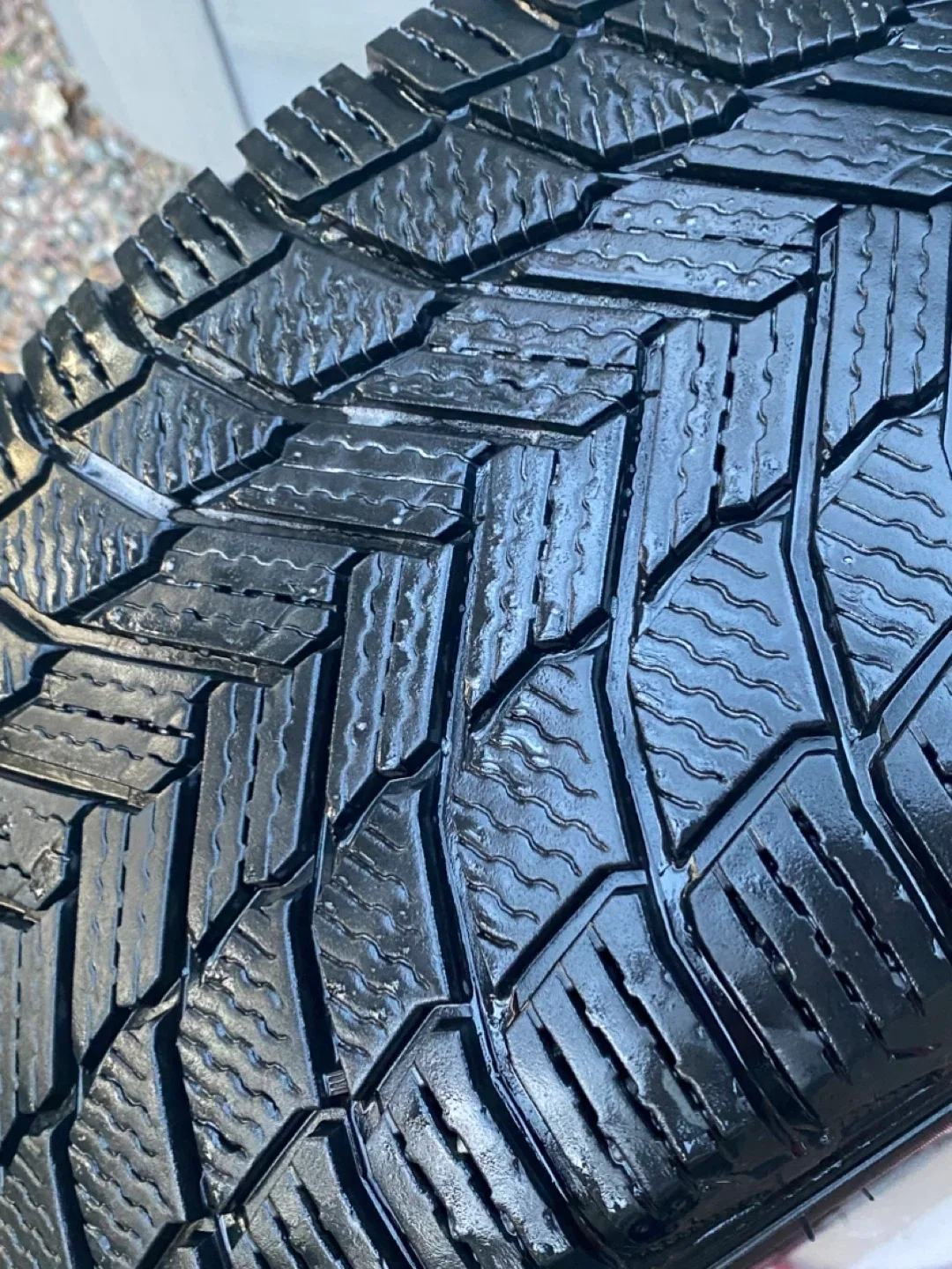 Full tread:  Michelin X-Ice Snow SUV 255/45R20 Tires (4) image indicator(5)