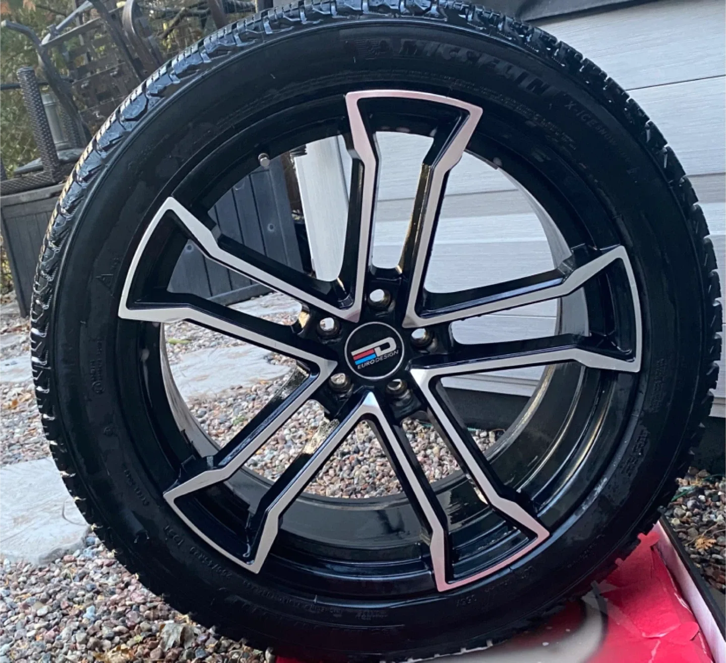 Full tread:  Michelin X-Ice Snow SUV 255/45R20 Tires (4) image indicator(6)