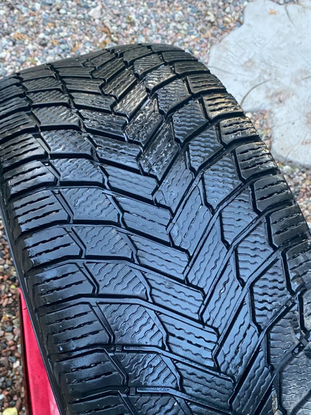 Full tread:  Michelin X-Ice Snow SUV 255/45R20 Tires (4) image indicator(4)