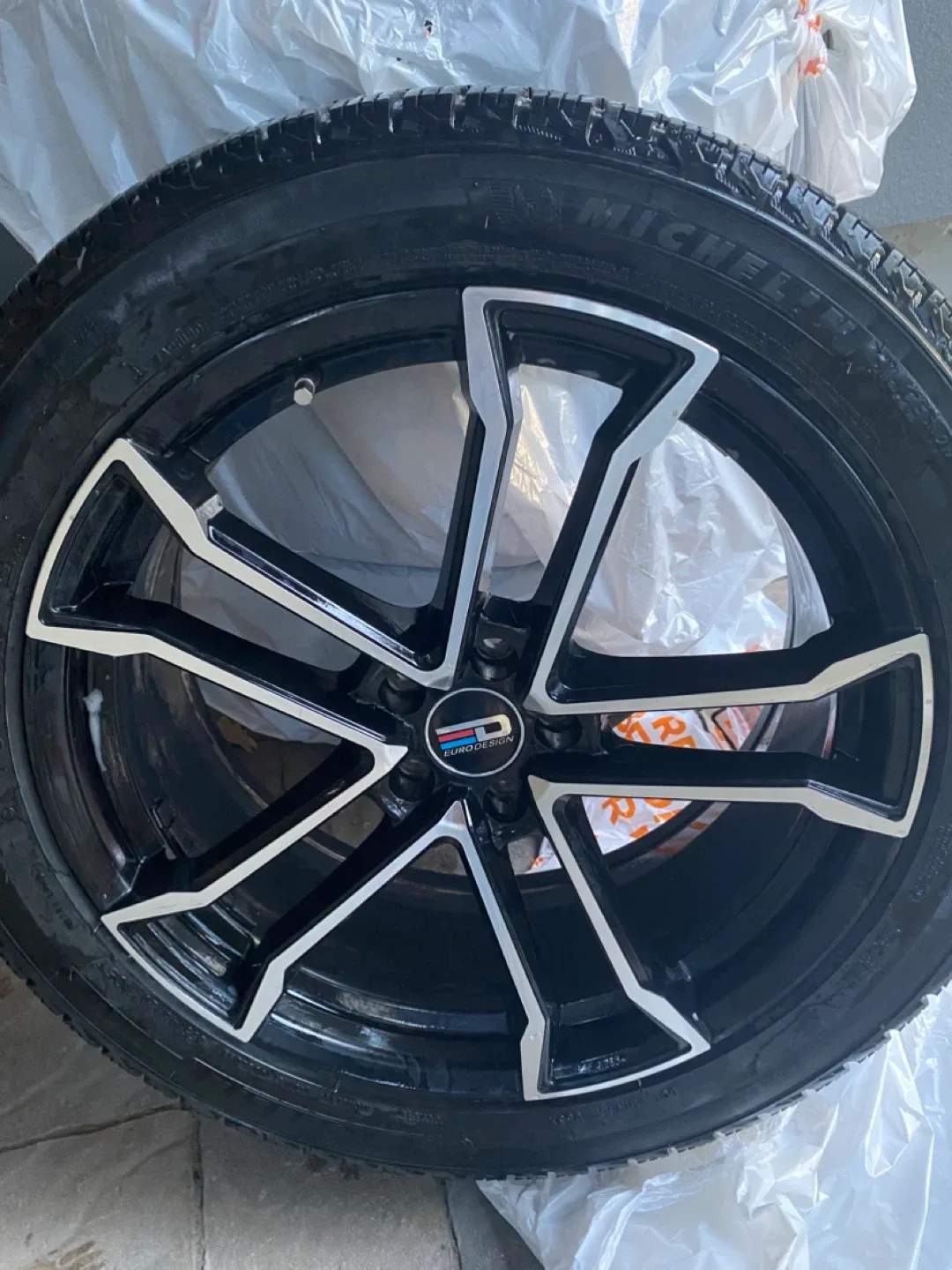 Full tread:  Michelin X-Ice Snow SUV 255/45R20 Tires (4) image indicator(7)