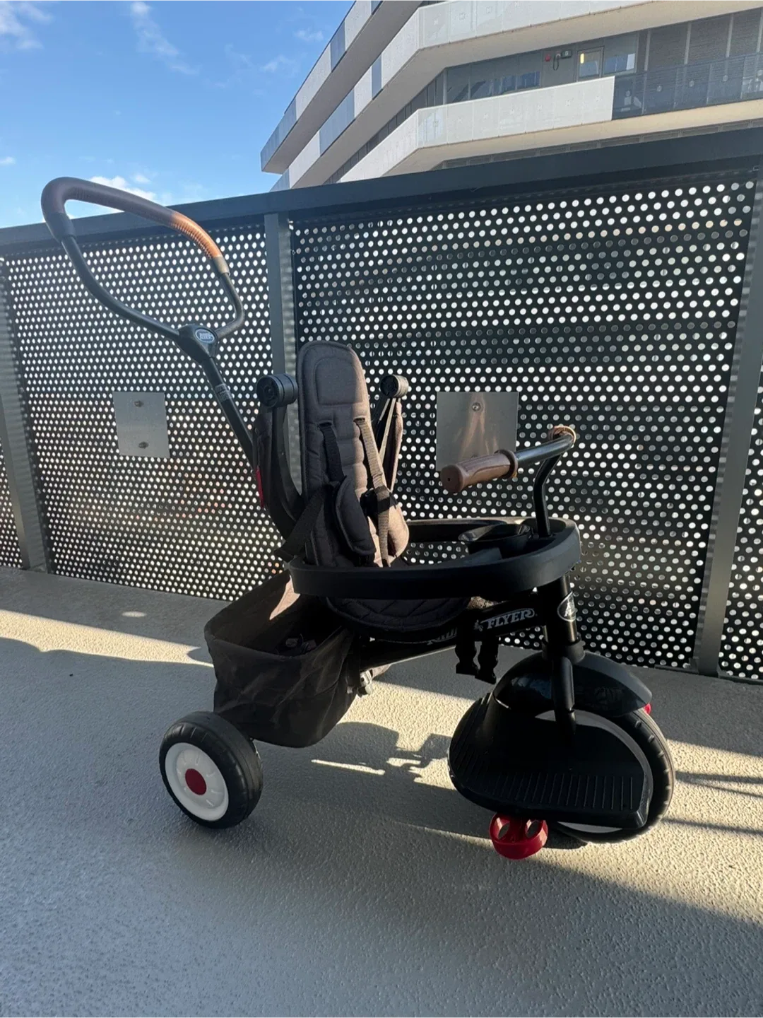 Radio Flyer 4-in-1 Stroll 'N Trike image indicator(2)