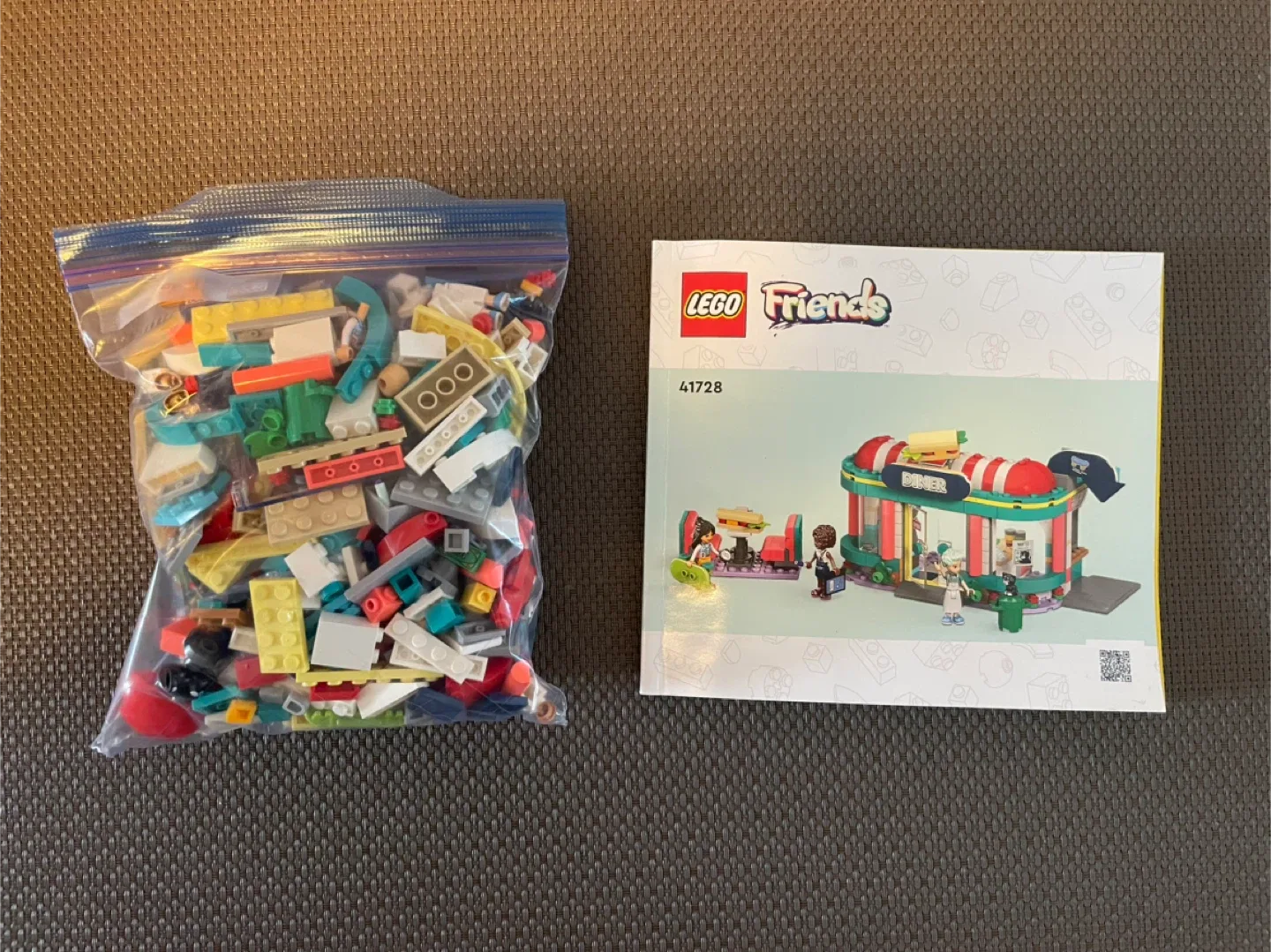 LEGO Friends Heartlake Downtown Diner 41728 Like NEW - Open Box! image indicator(4)