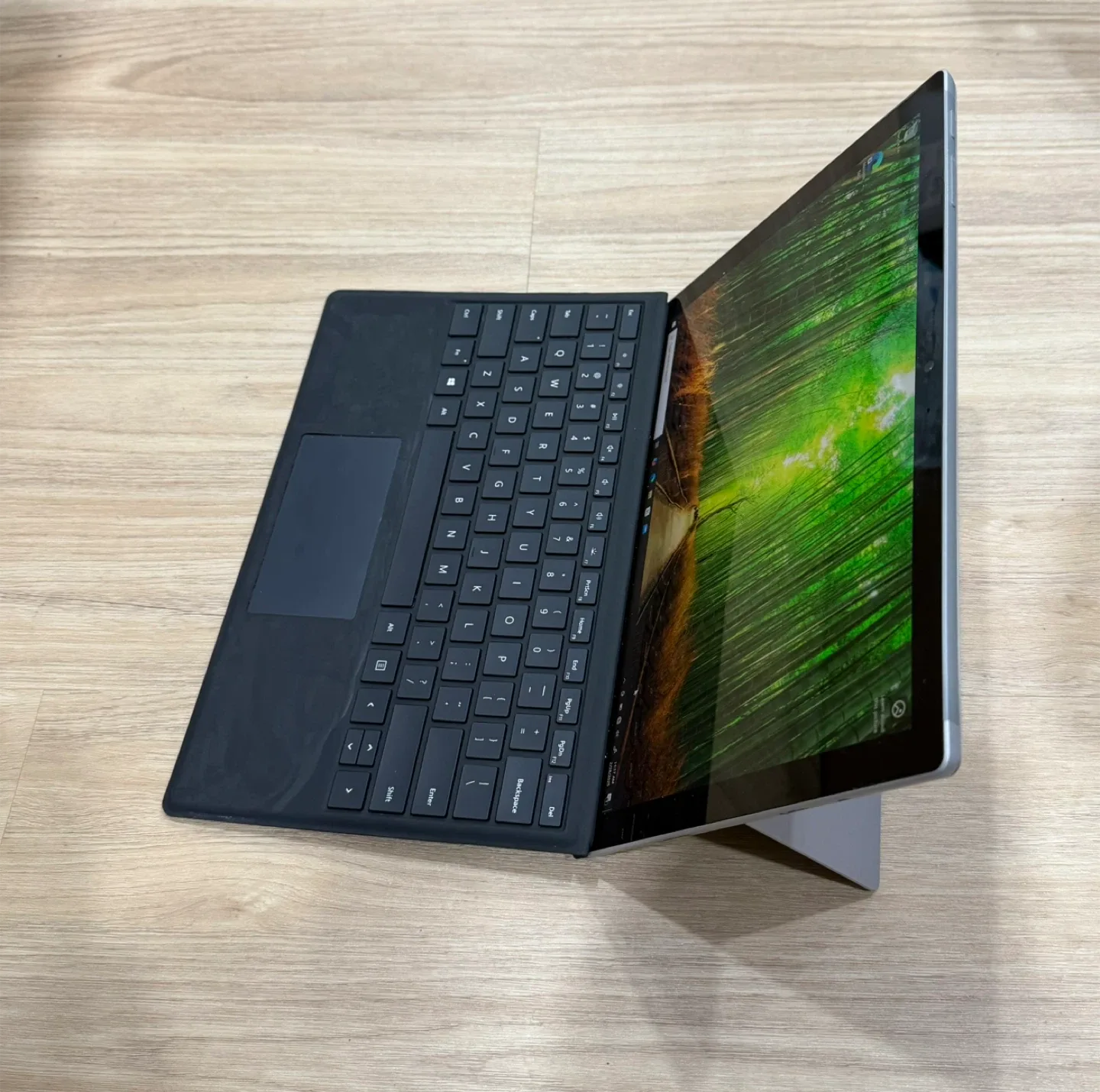 Surface Pro 5 1796 2 in 1 Touchscreen Laptop image indicator(2)