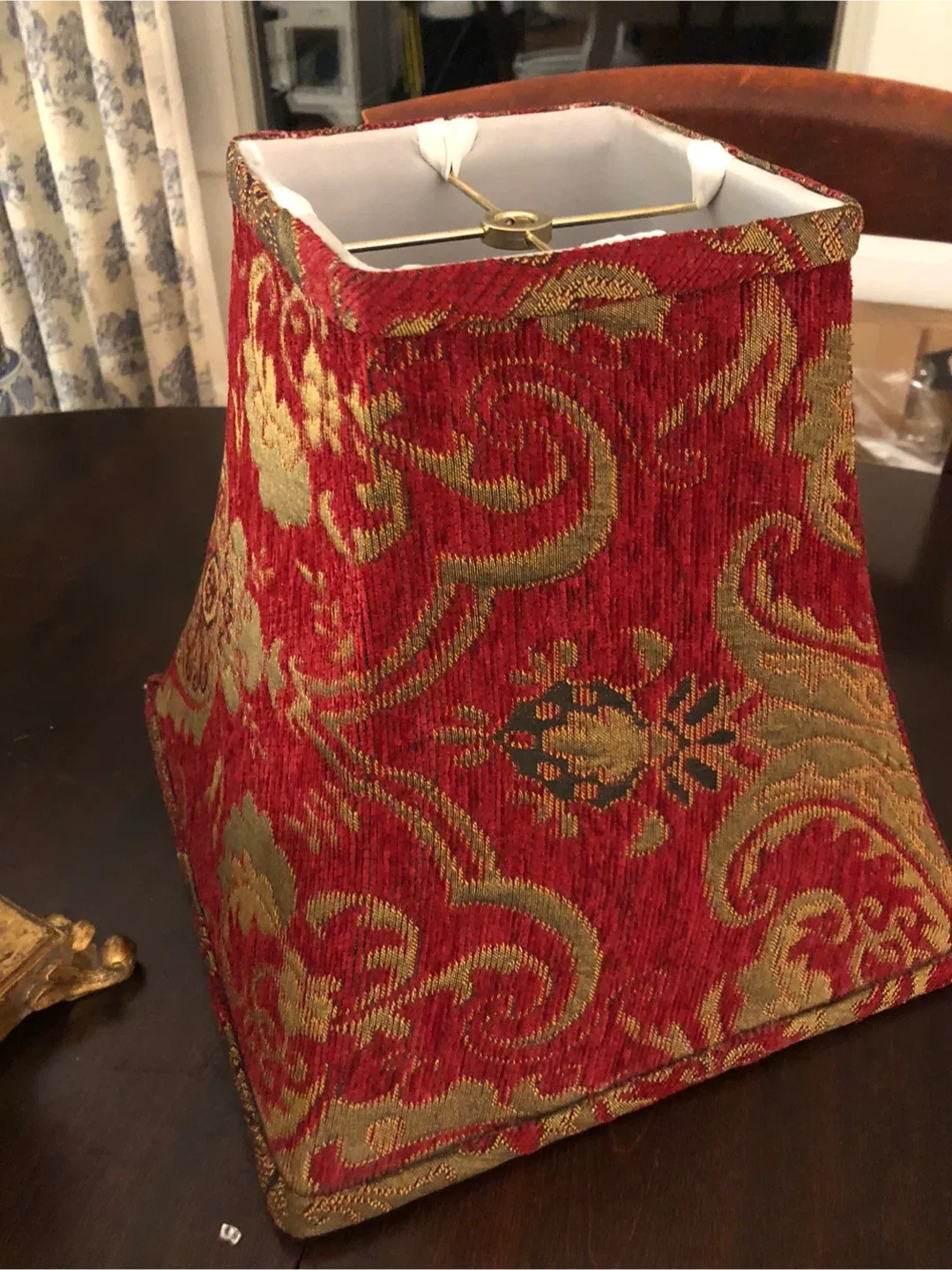 Table lamp with damask lampshade image indicator(3)