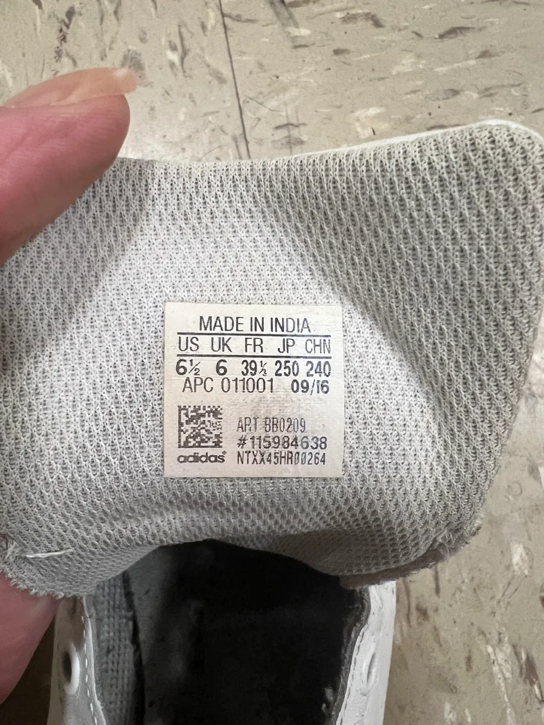 SIZE 6.5M Painted Adidas Stan Smiths image indicator(5)