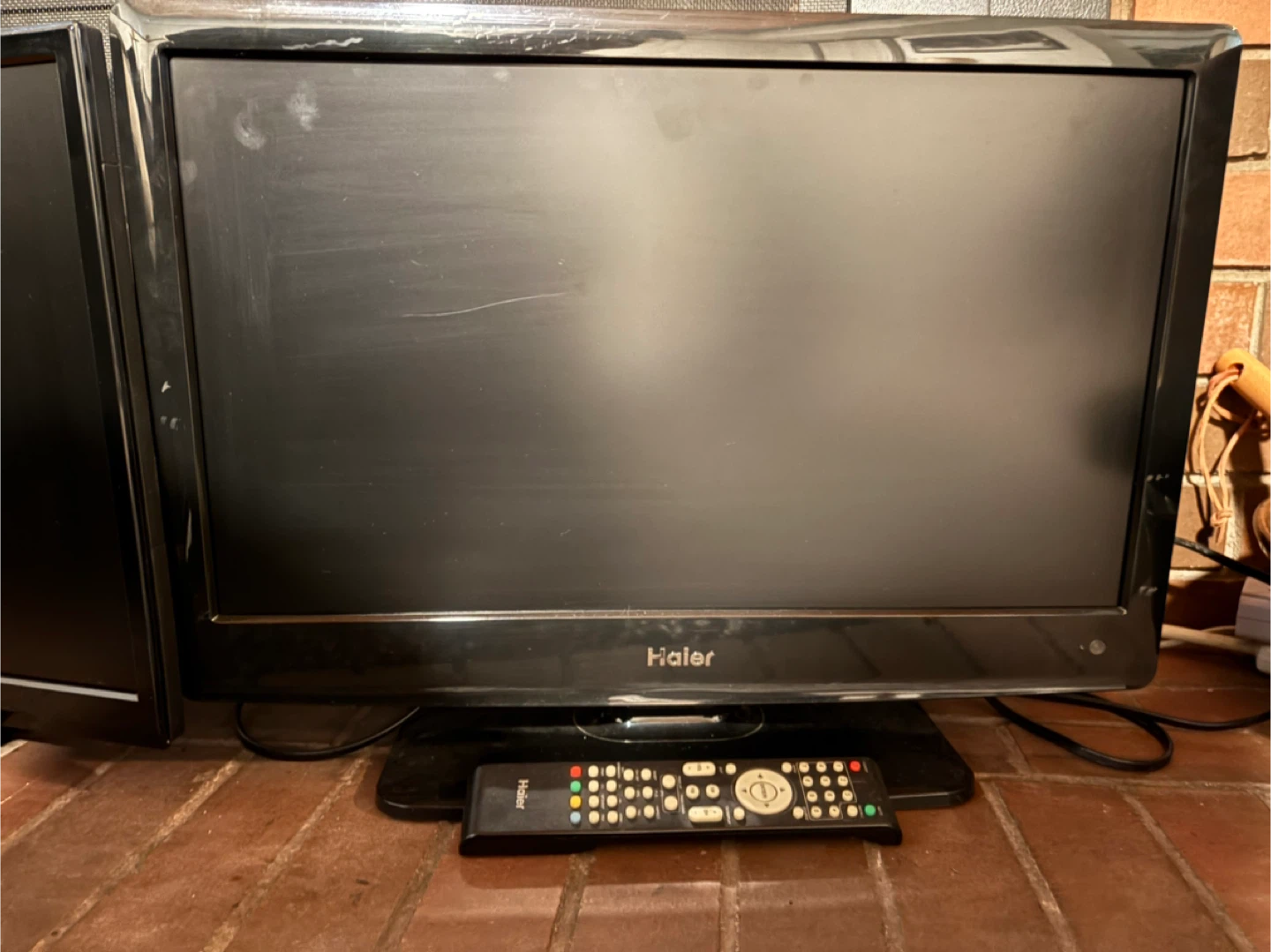 Haier TV with Remote - photo 2