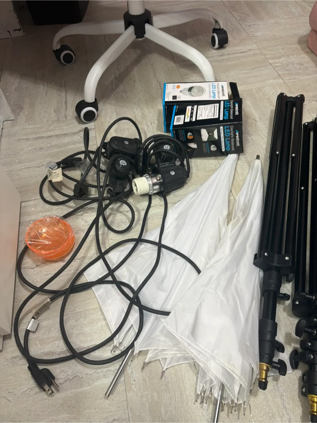 Westcott Daylight-Balanced LED Lamp & Basics Kit image indicator(6)