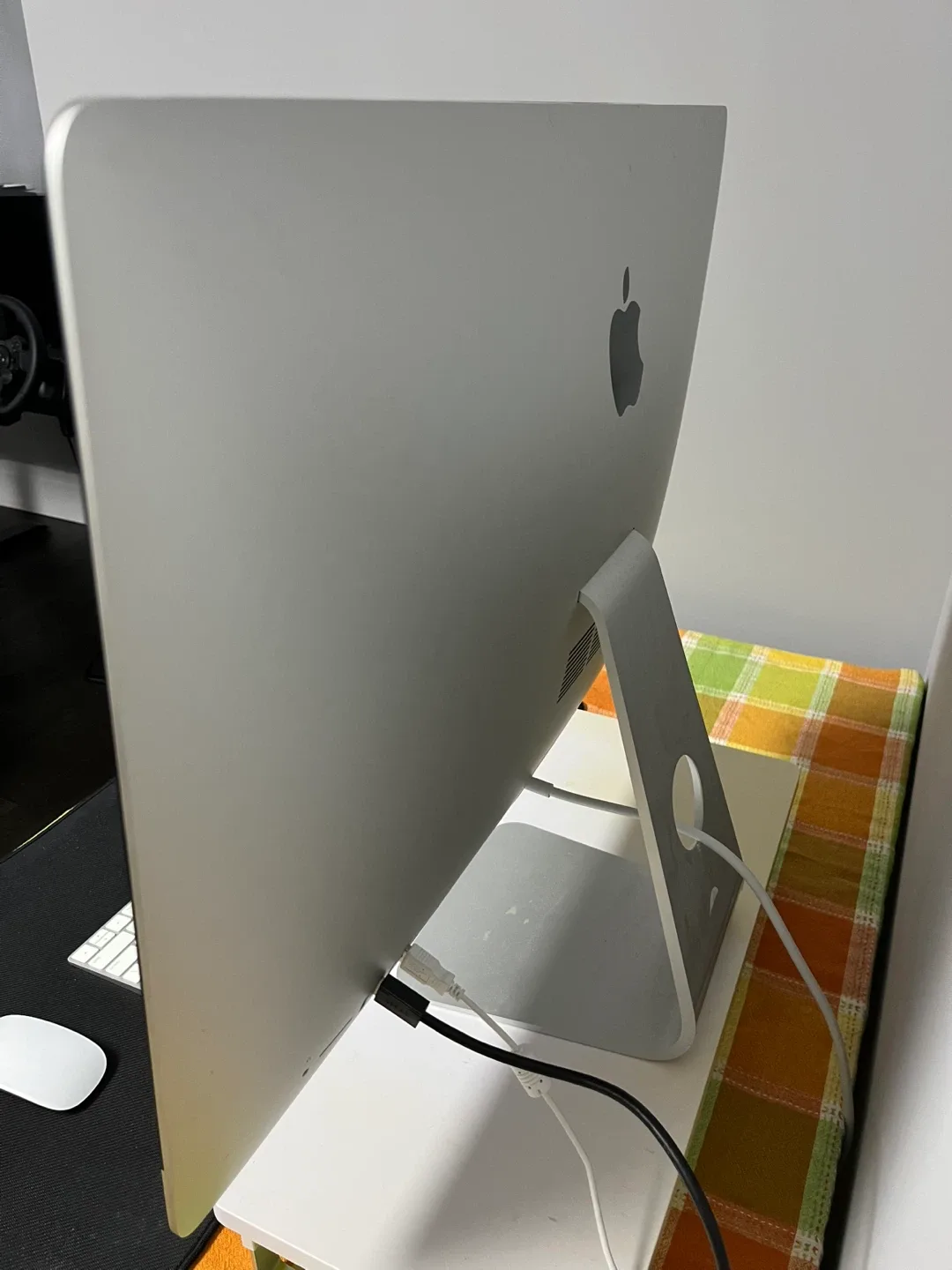 27” iMac 2020 – i5/8GB/256GB SSD – Excellent Condition image indicator(4)