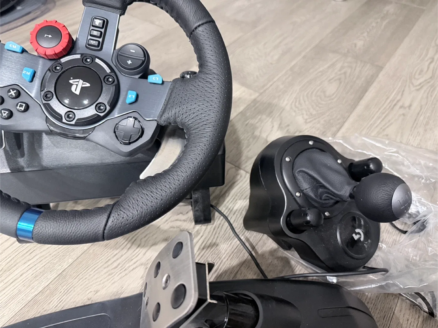 Logitech G29 Driving Force Racing Wheel + Shifter image indicator(2)