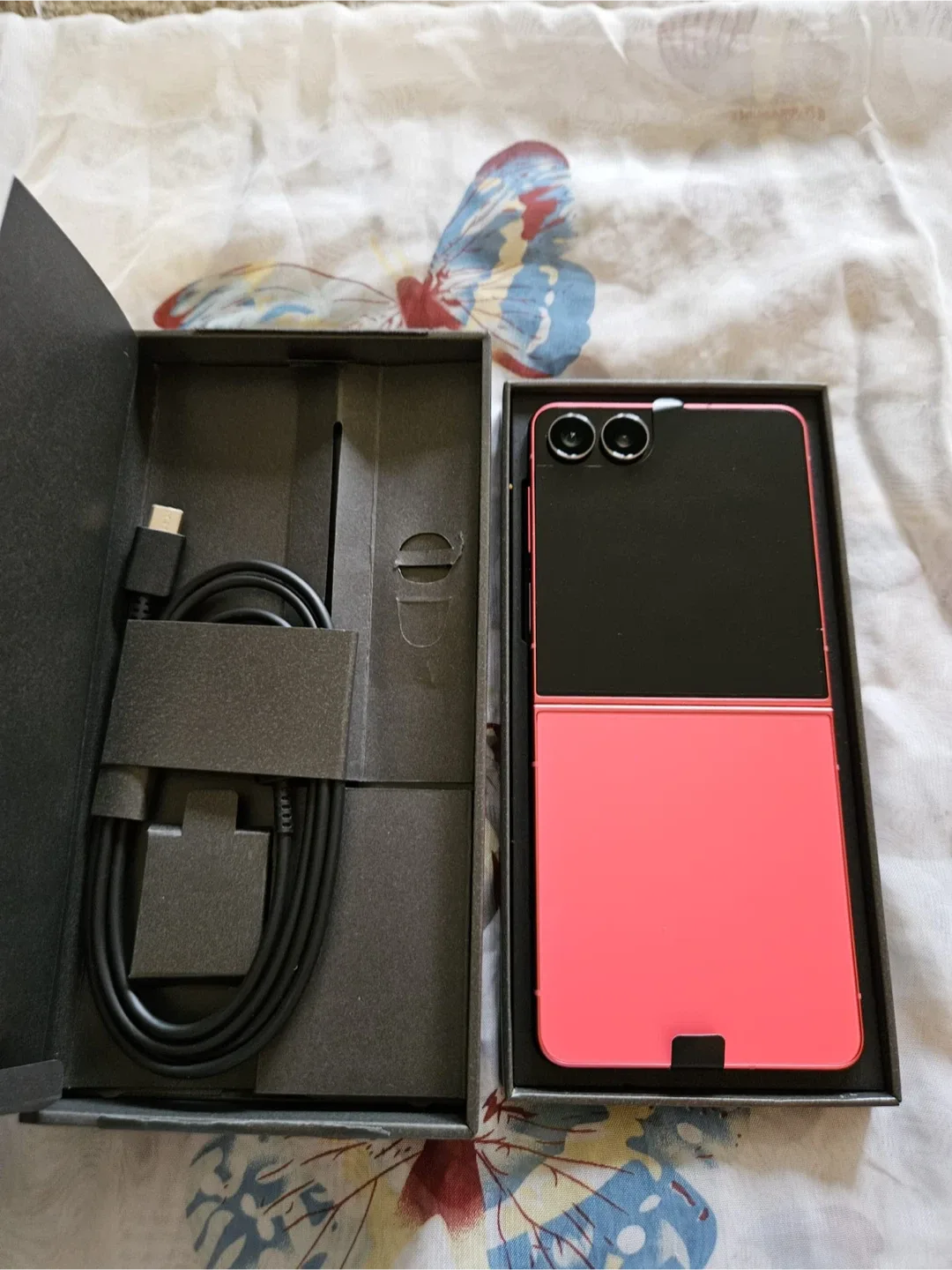 Brand New!-Samsung Galaxy Z Flip 7 – 256GB – Coral🌷✨