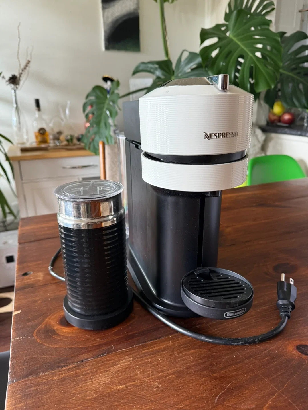 Nespresso Aeroccino 3 milk frother plus vertuo espresso