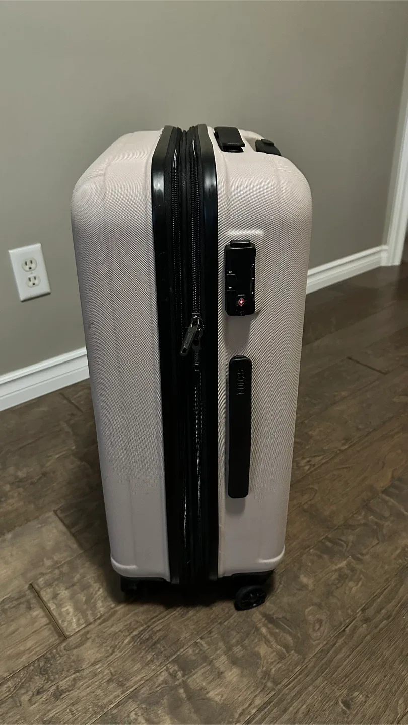 Roots Medium size luggage image indicator(4)