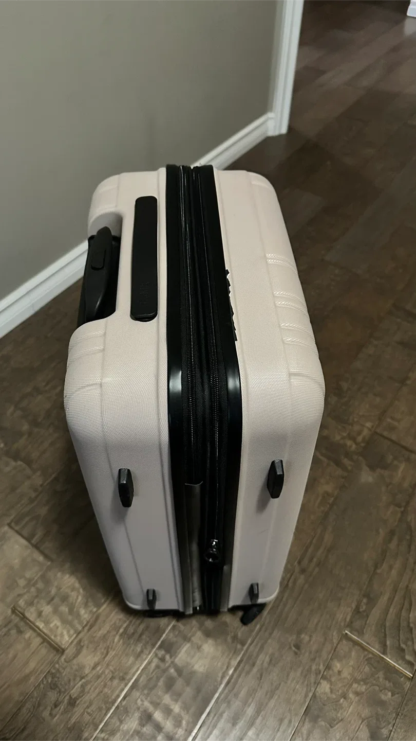 Roots Medium size luggage image indicator(3)